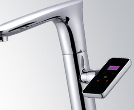 BENYUE Smart faucet in chrome with touch-display control panel